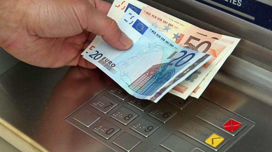 Euro përsëri në rënie, arrin minimumin historik në 98.11 lekë